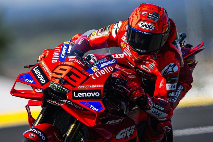 Berapa Harga Helm Shoei yang Dipakai Marc Marquez Balapan di MotoGP 2025?
